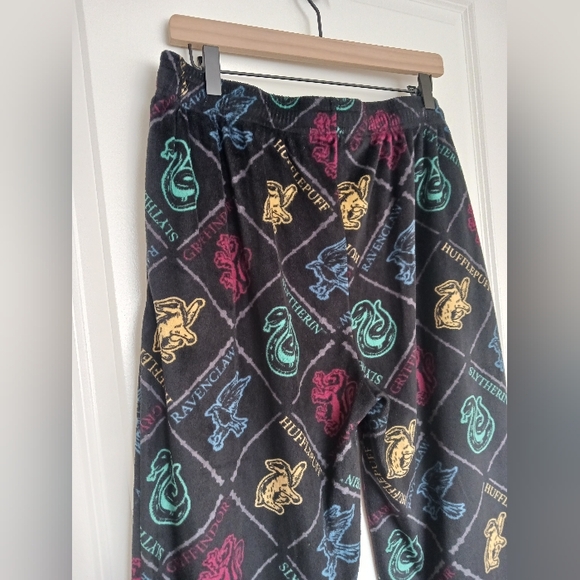Harry Potter - Relaxed Lounge Pants! - Picture 4 of 7